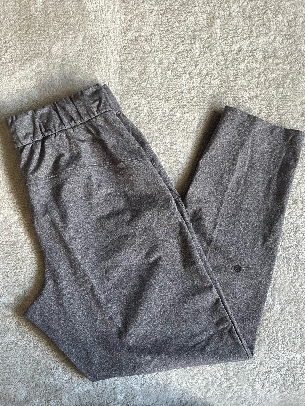 Lululemon On The Fly Pants 27” size 6 in Heathered Black/Grey